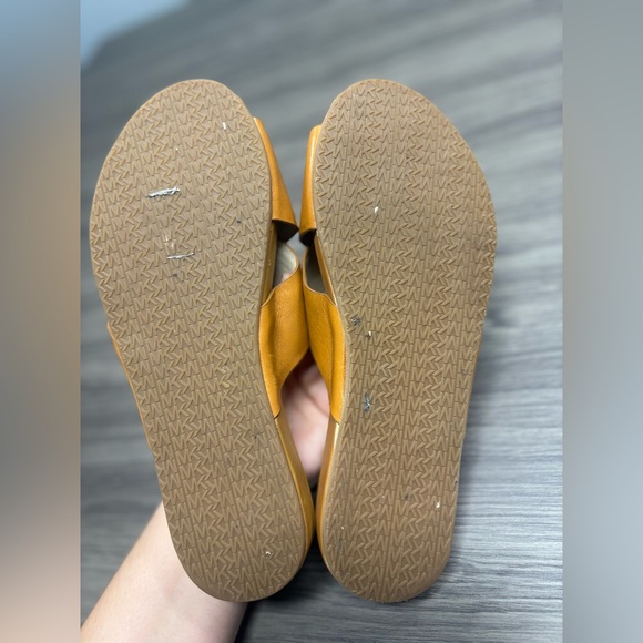 Michael Kors Somerly Slide Leather Peanut Size 6